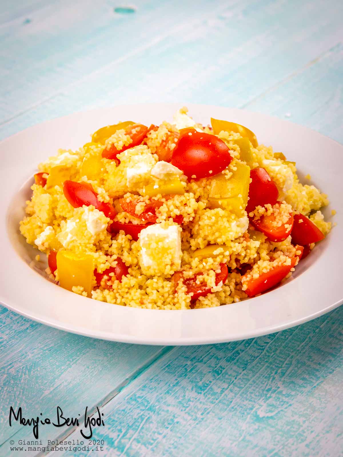 Cous cous vegetariano con feta, peperoni e pomodorini