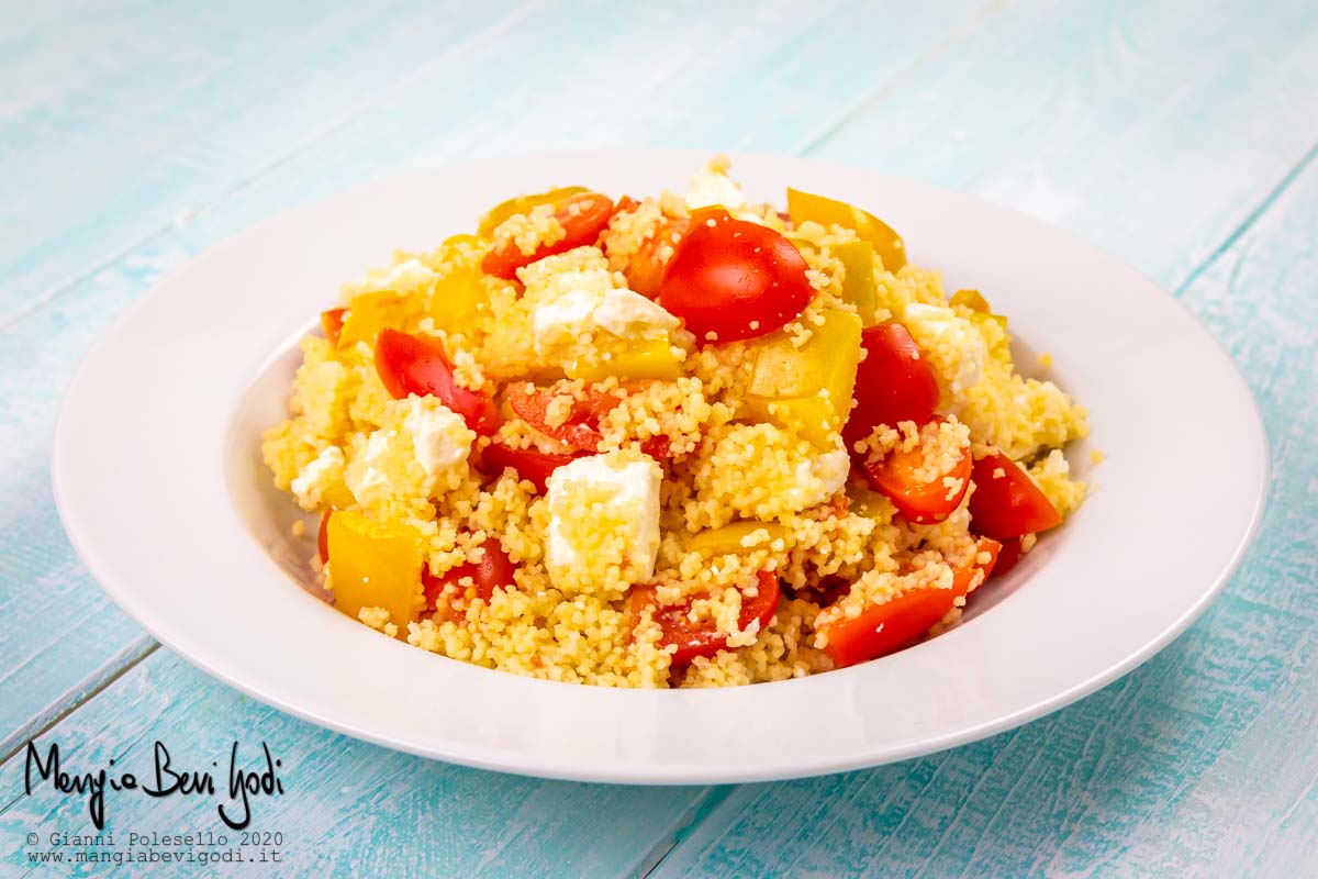 Cous cous vegetariano con feta, peperoni e pomodorini