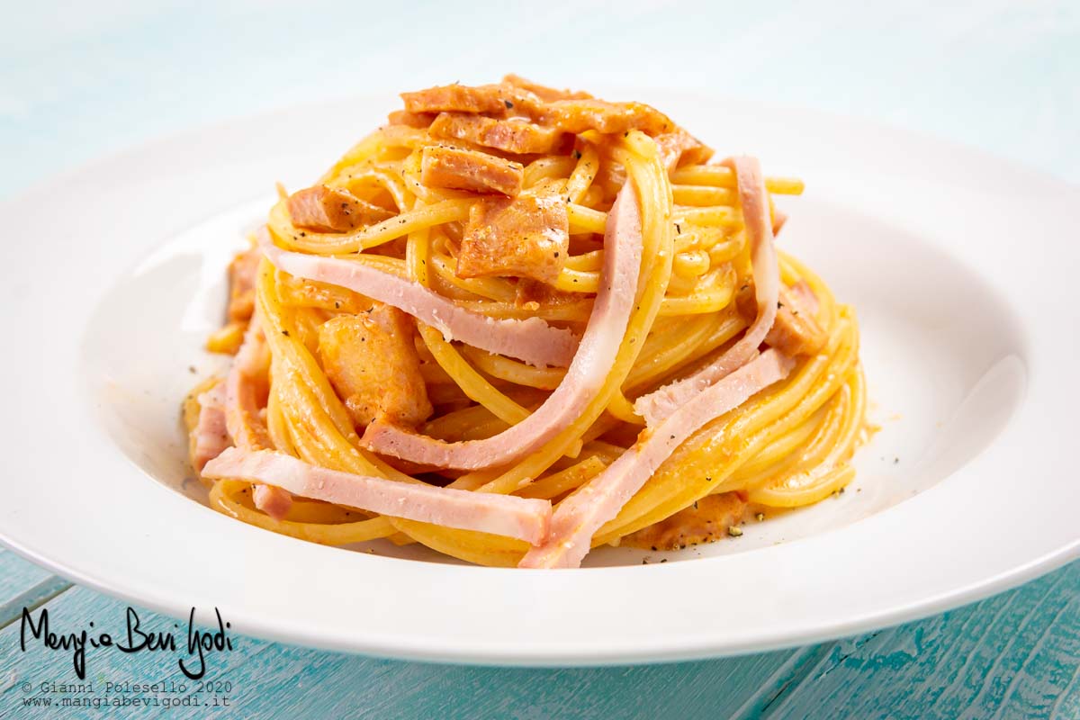 Pasta al sugo rosa con mortadella