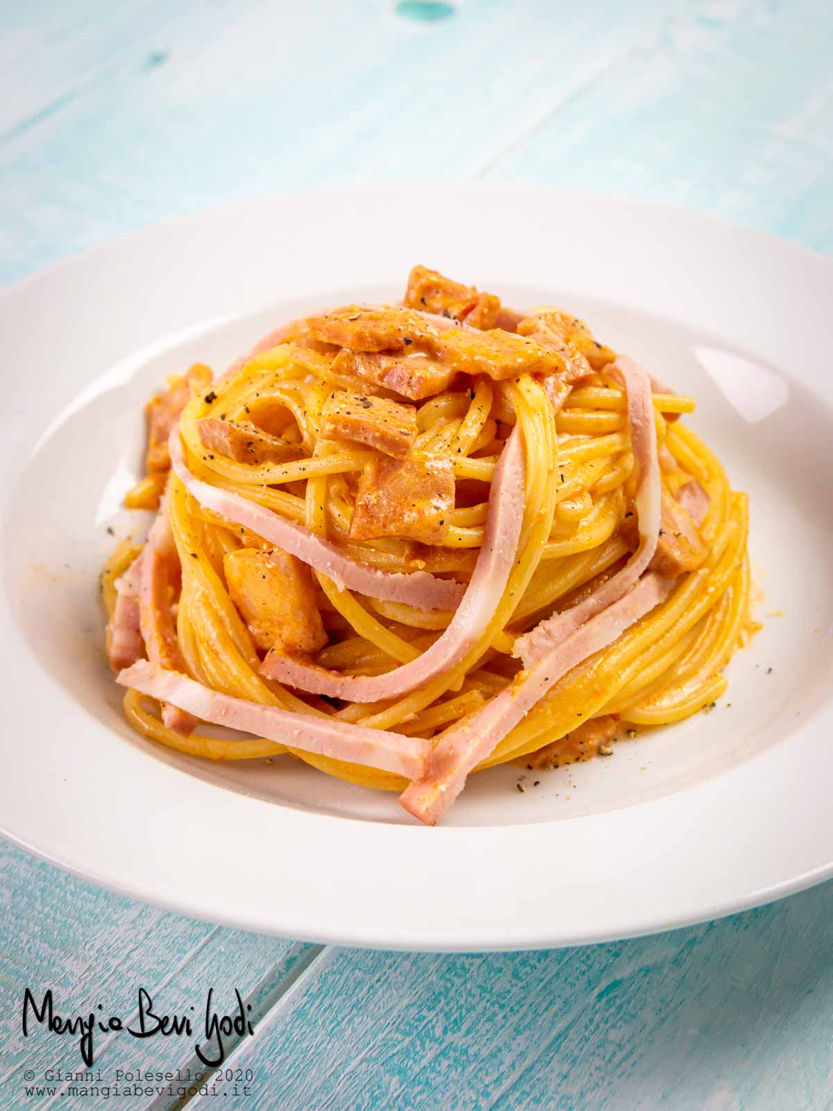 Pasta al sugo rosa con mortadella