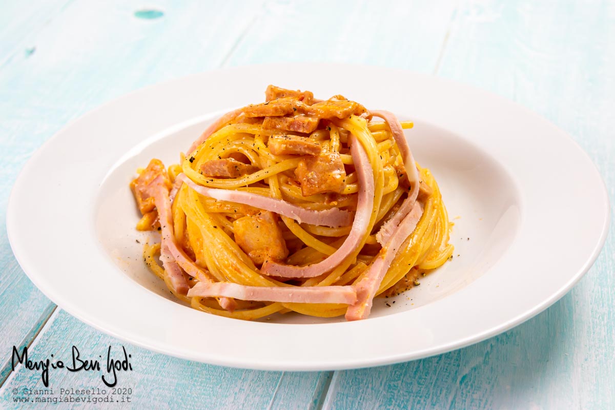 Pasta al sugo rosa con mortadella