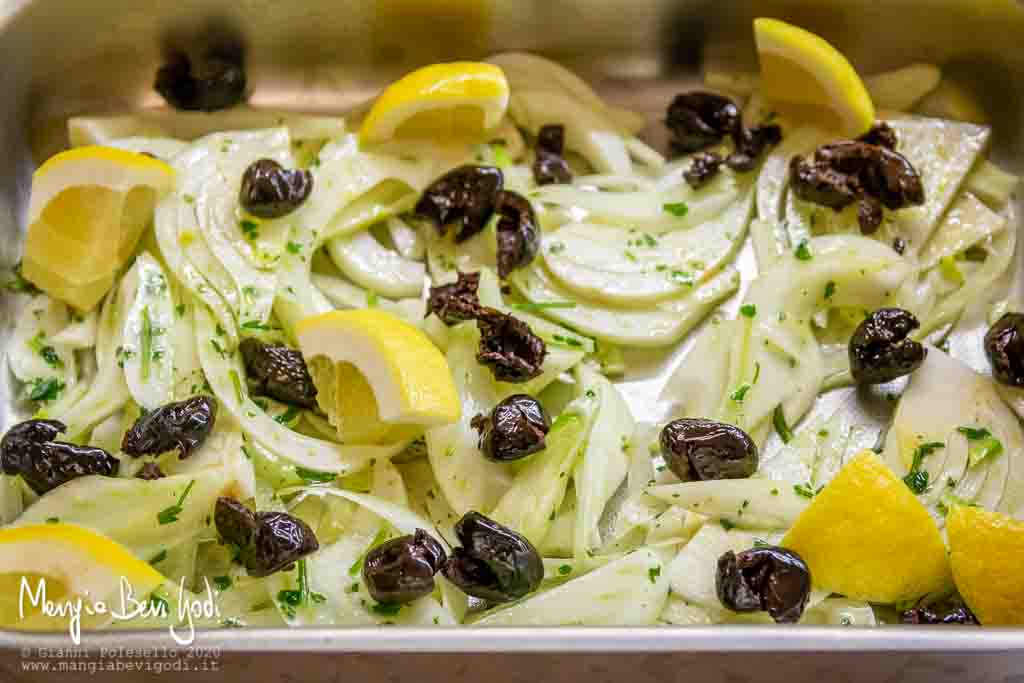 Teglia da forno con finocchi, olive nere e limone a pezzi