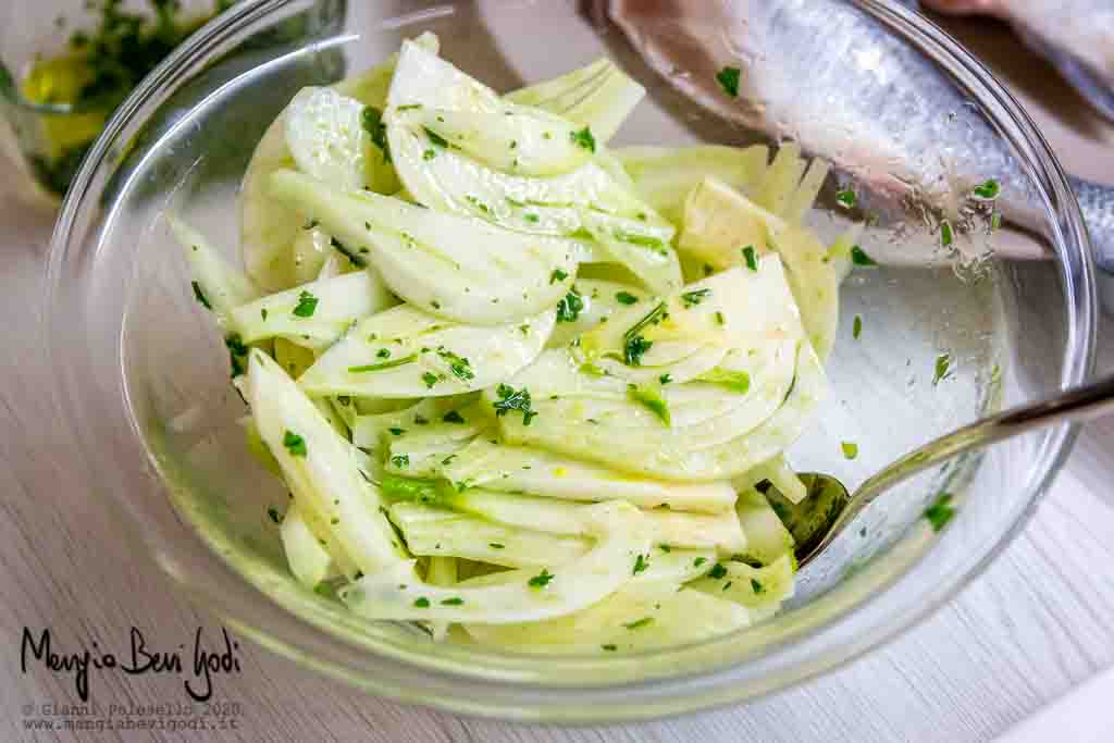 Finocchi conditi con olio, aglio e prezzemolo