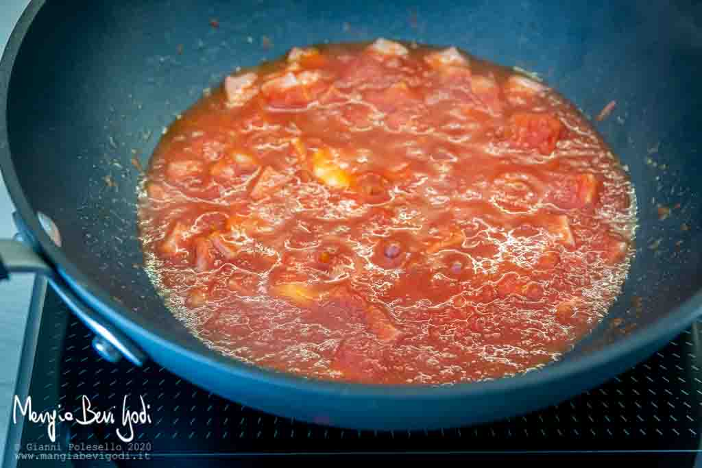 Preparazione sugo rosa in padella