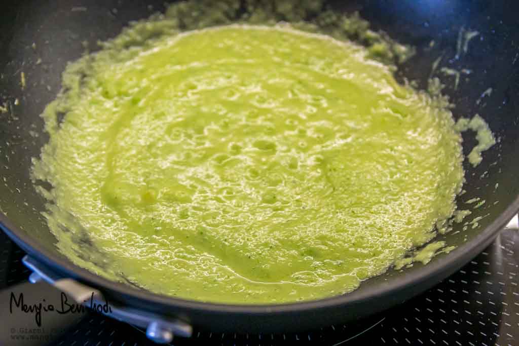 Preparazione crema di zucchine in padella