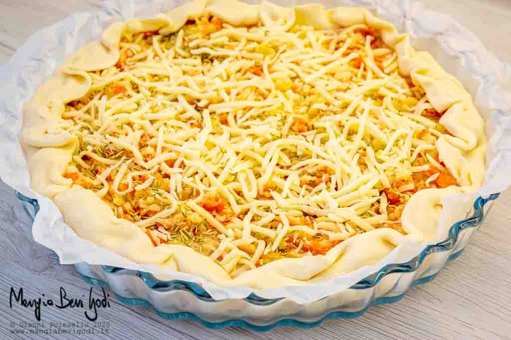 Preparazione torta salata con salmone e patate