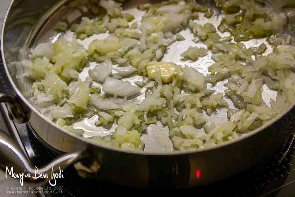 Soffritto di cipolla e aglio in casseruola