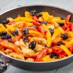 Straccetti di pollo ai peperoni e olive