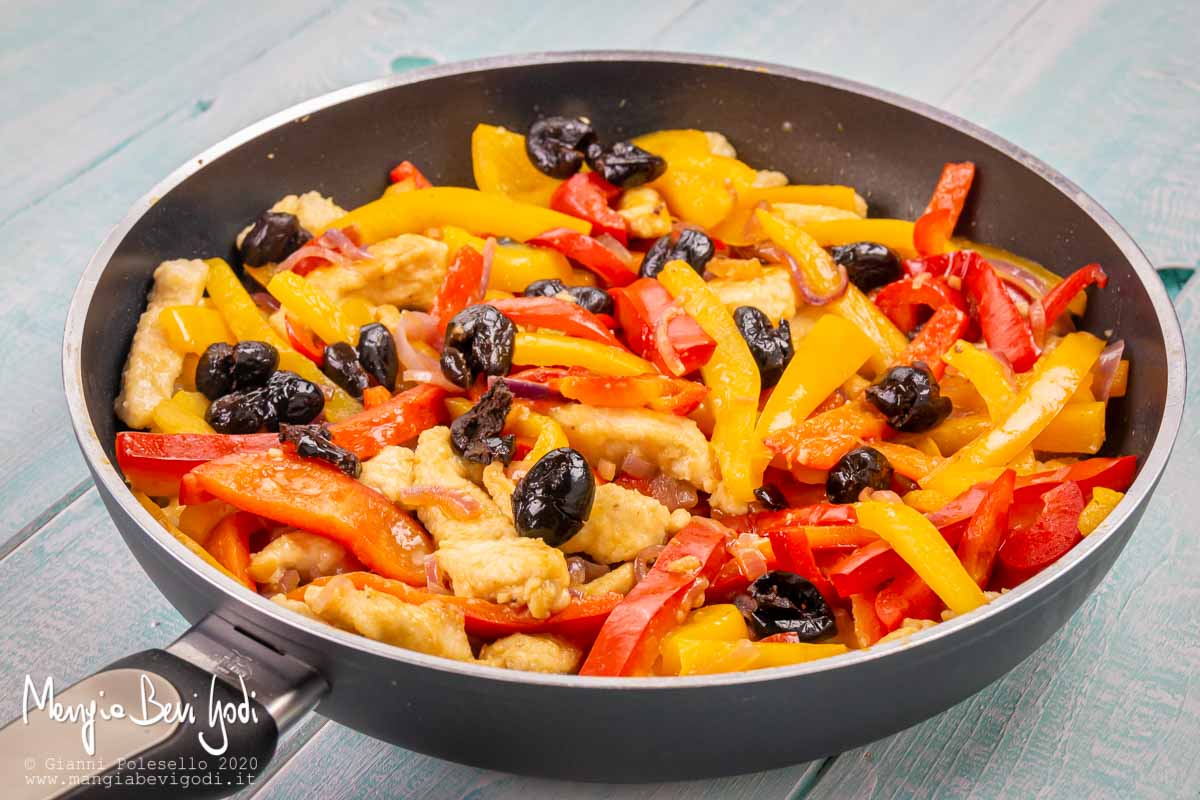 Straccetti di pollo ai peperoni e olive nere (Secondo facile con il pollo) - Mangia Bevi Godi - Blog di cucina e ricette