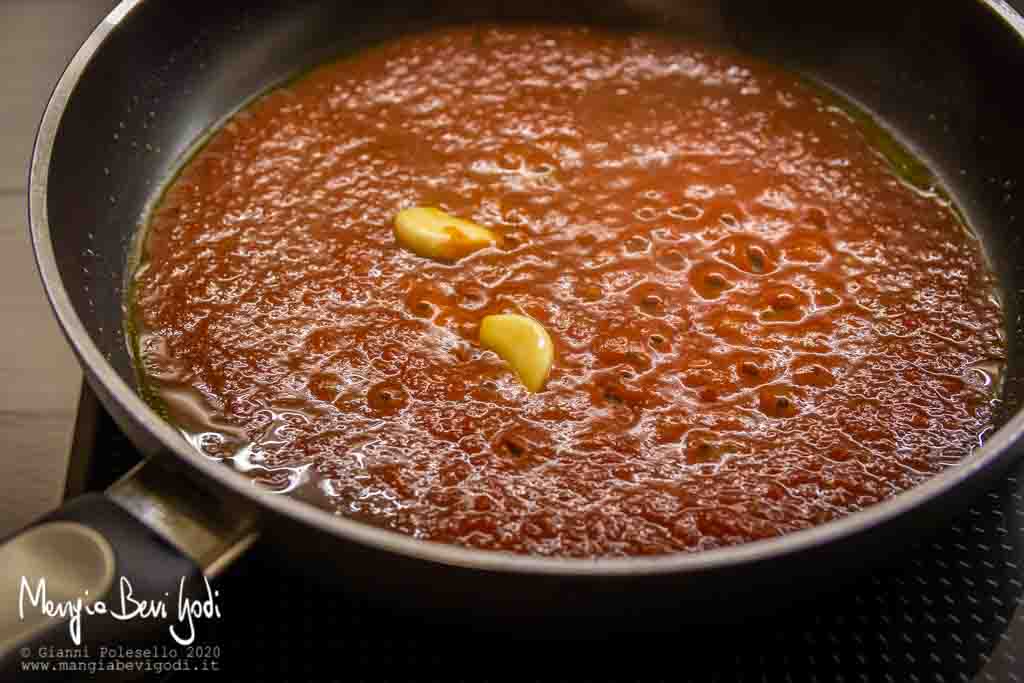 Preparazione sugo di pomodoro in padella