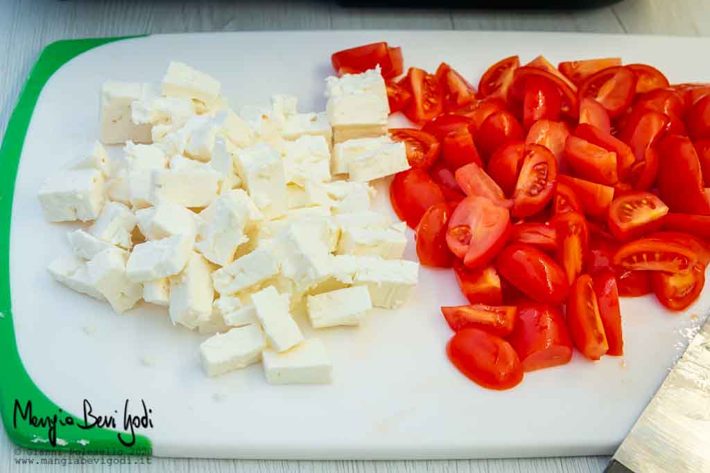 Tagliare la feta e i pomodorini