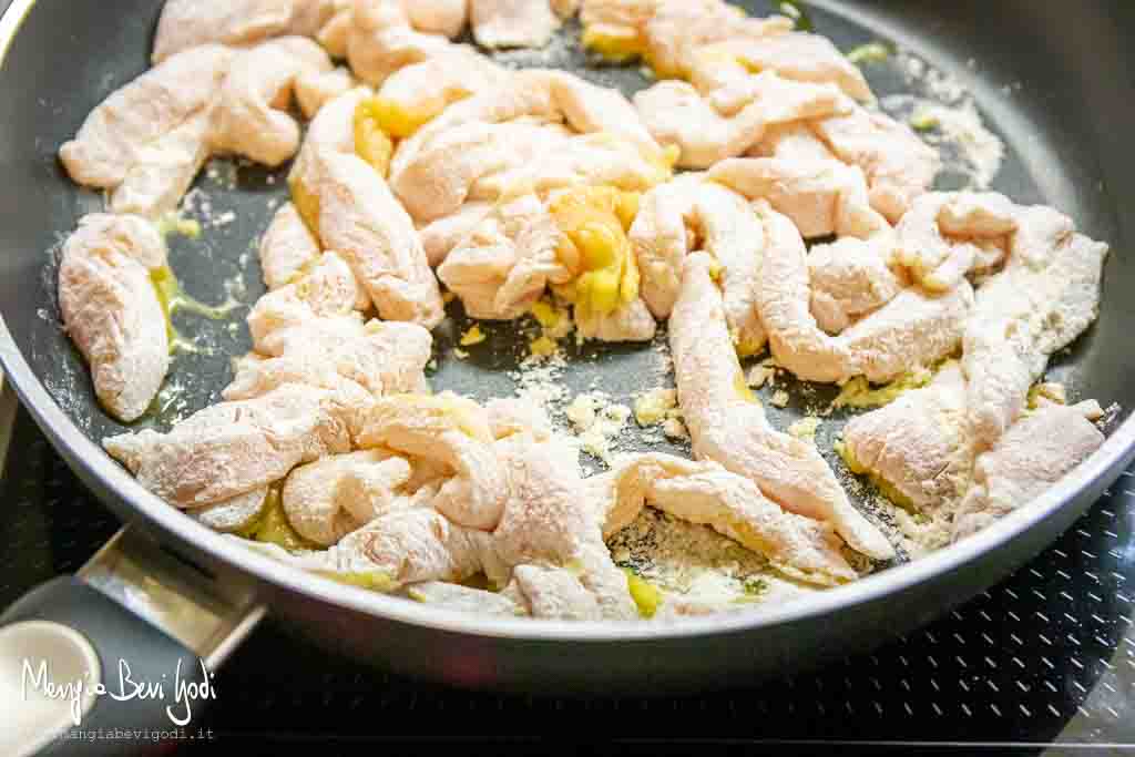 Rosolare gli straccetti di pollo