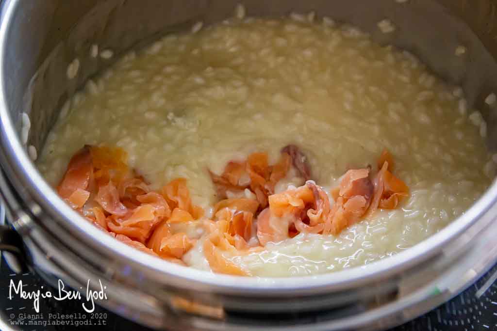 Mantecare il risotto al salmone e gorgonzola