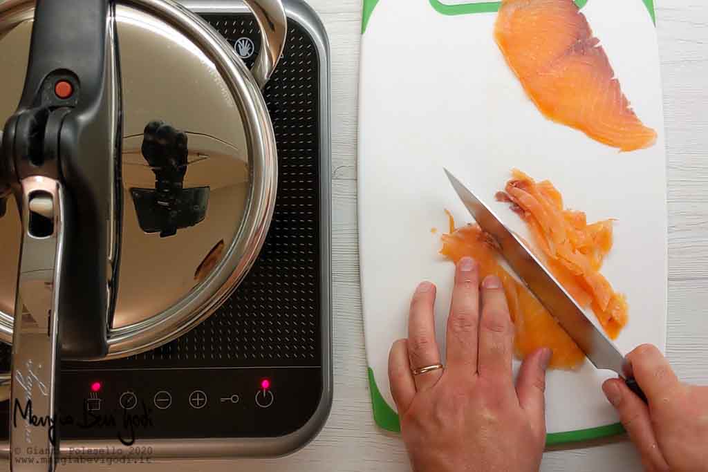 Tagliare il salmone affumicato