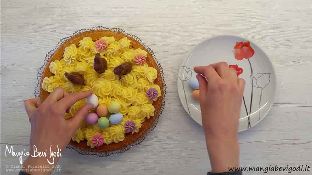 Guarnire il dolce di Pasqua con decorazioni in zucchero e cioccolato