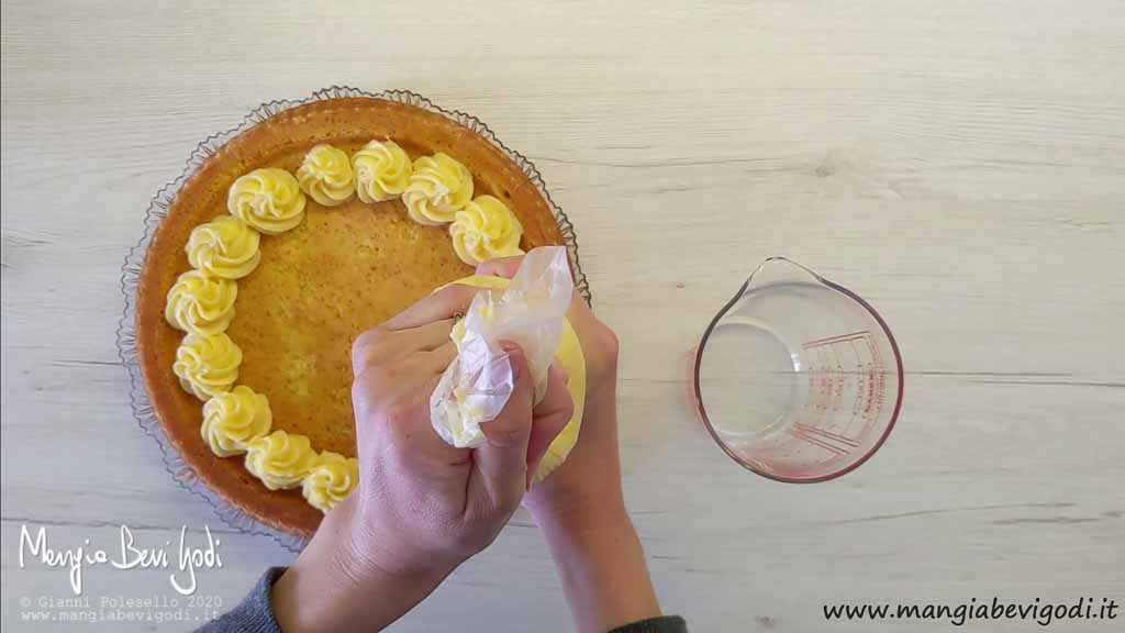 Decorare la torta pasquale con la crema pasticcera