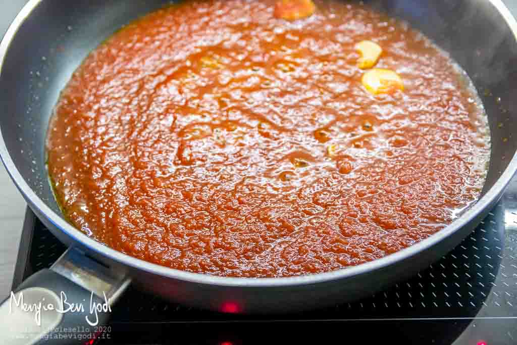 Sugo per polpette di ricotta in padella