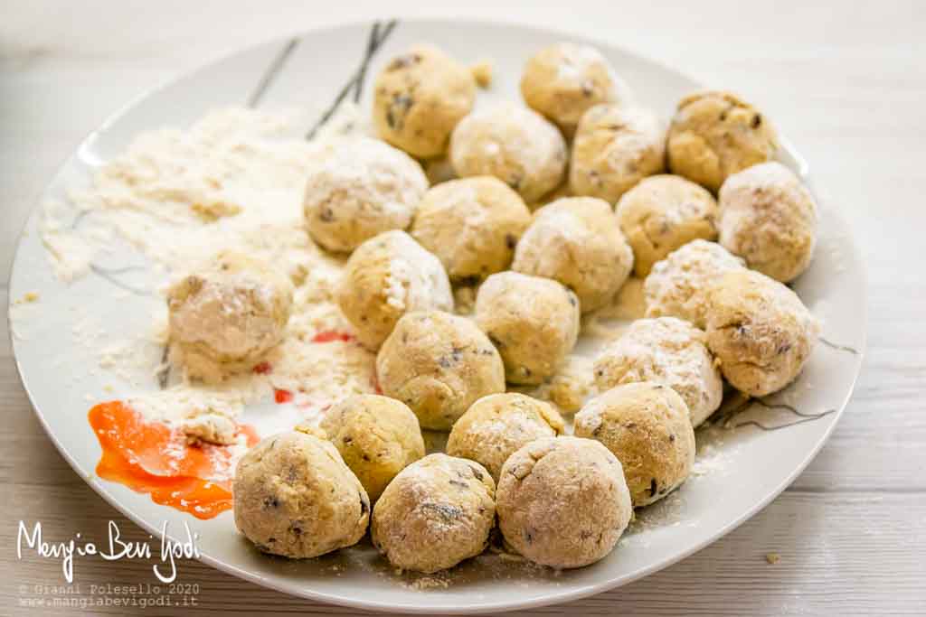 Preparazione polpette di ricotta