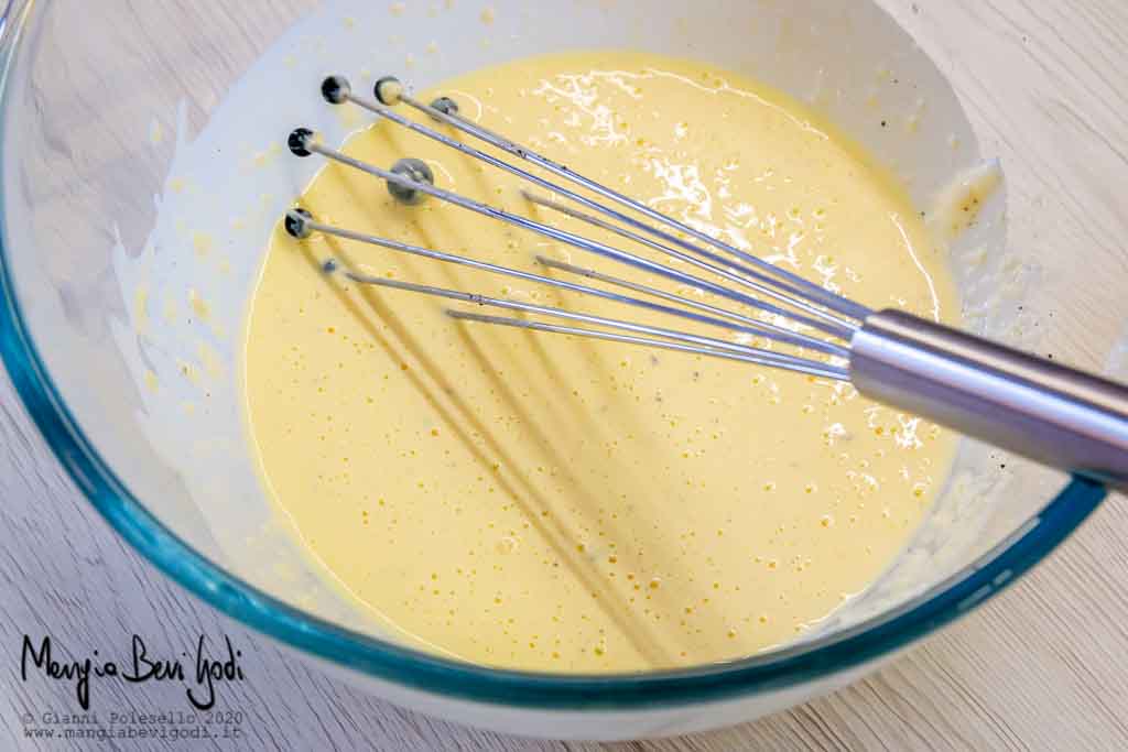 Preparazione torta salata con asparagi