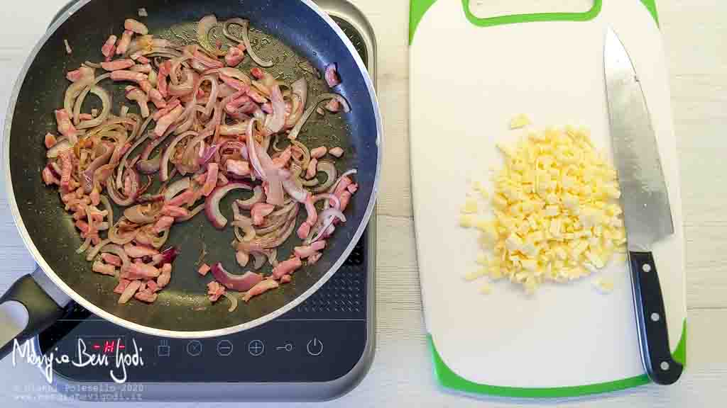 Stufare pancetta e cipolla, tagliare il formaggio