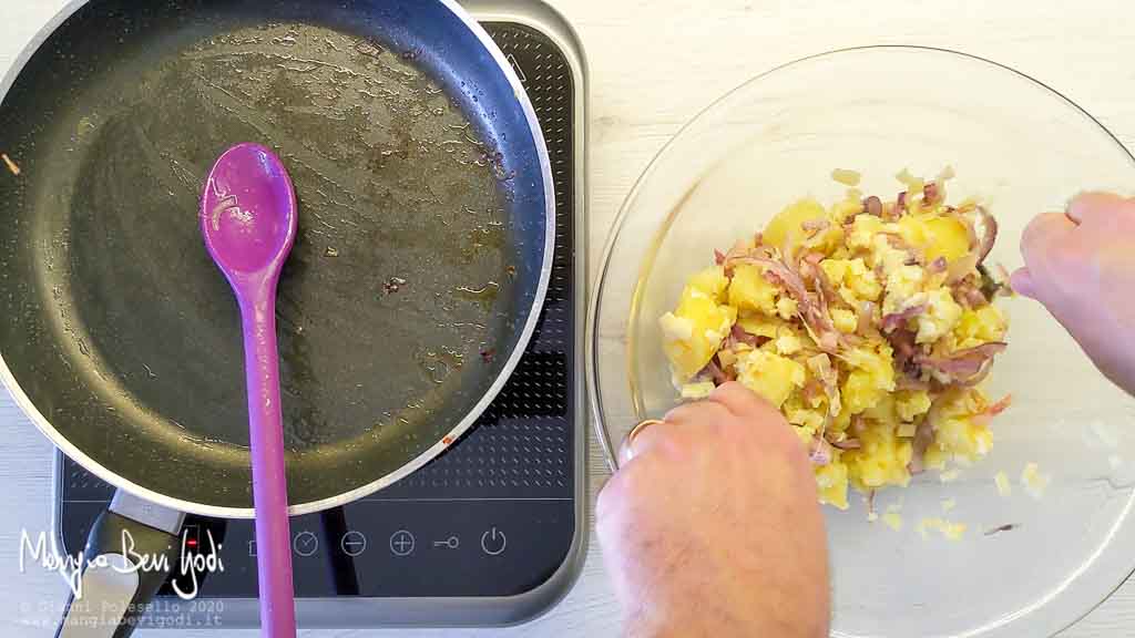 Preparazione torta salata con patate e pancetta