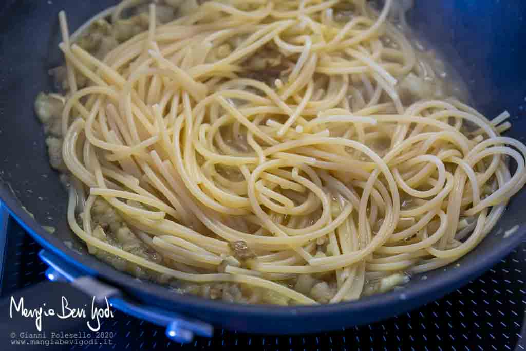 Cottura spaghetti gamberi e melanzane