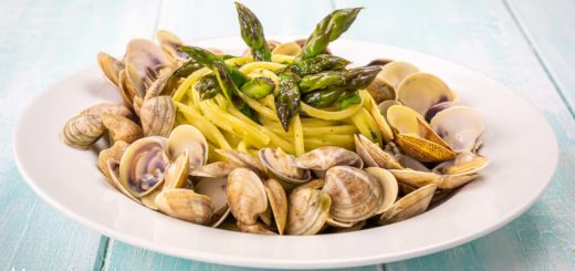 Pasta con vongole e asparagi