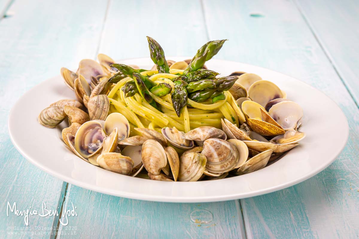 Pasta con vongole e asparagi