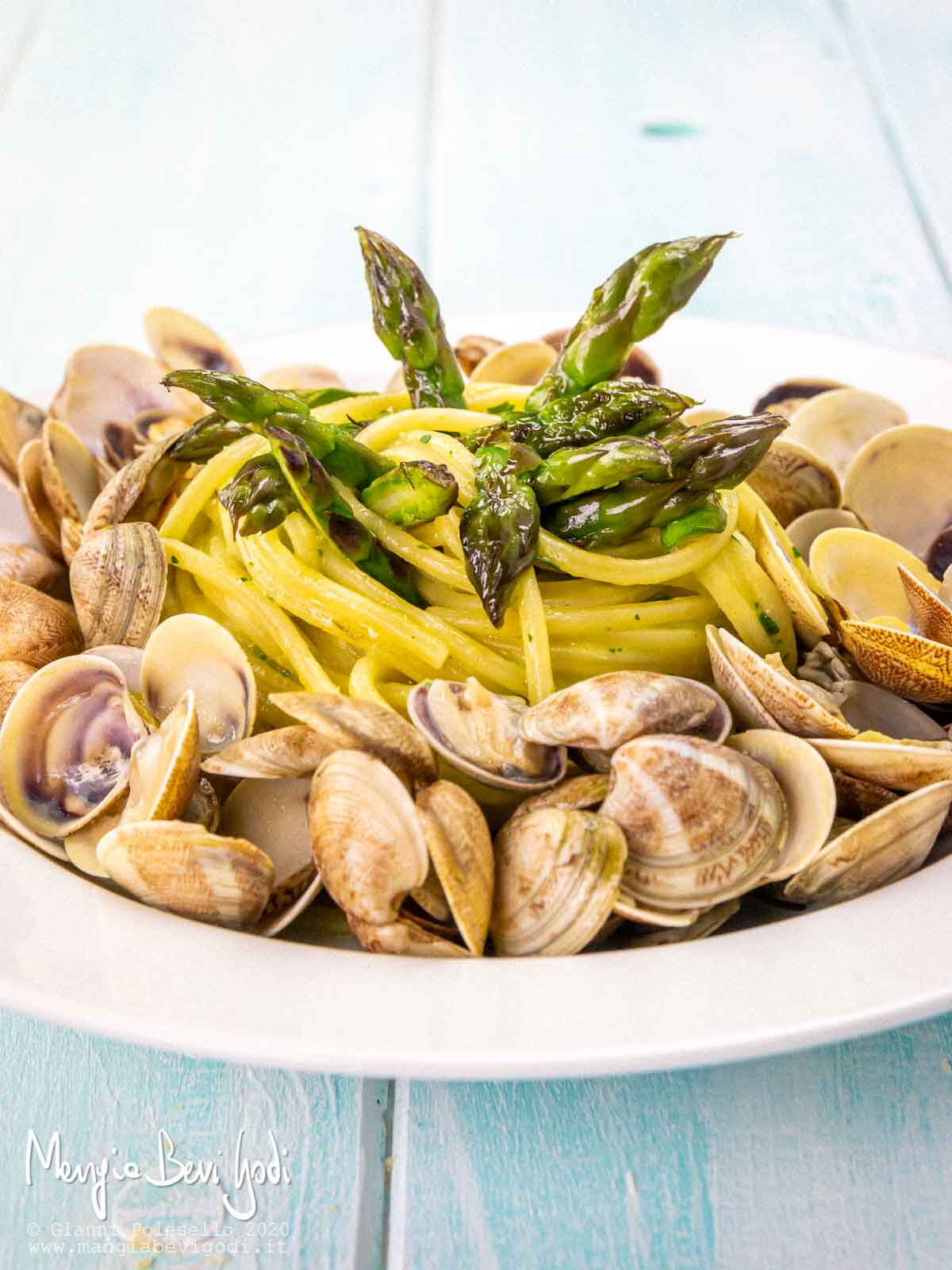 Pasta con vongole e asparagi