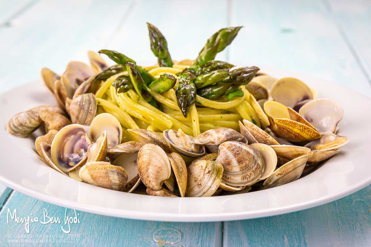 Spaghetti con vongole e asparagi