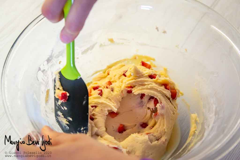 Preparazione biscotti alle fragole