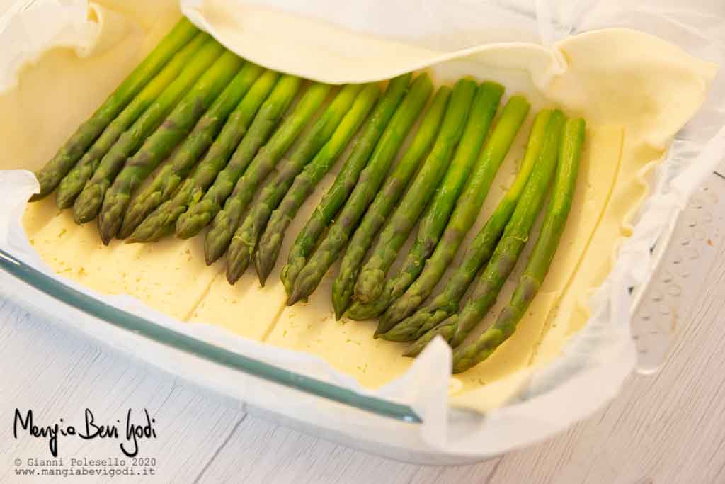 Preparazione torta salata con asparagi