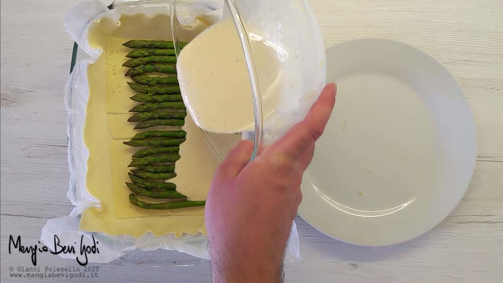 Preparazione torta salata con asparagi