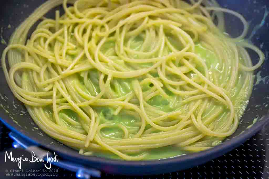 Risottare pasta agli asparagi e vongole