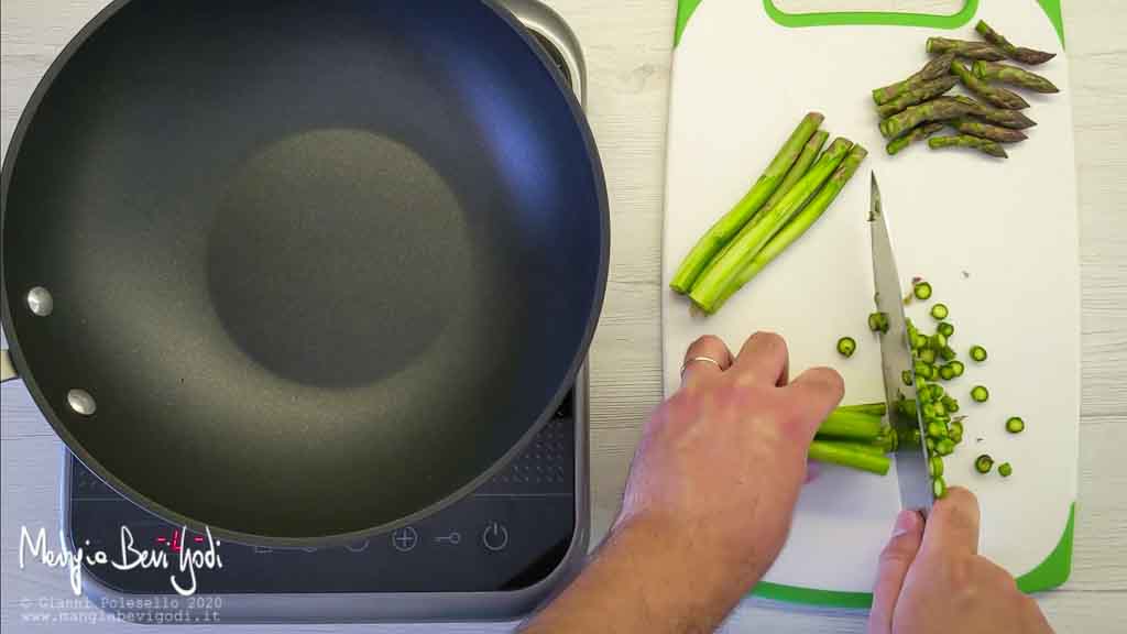 Pulire e tagliare gli asparagi