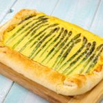 Torta salata con asparagi