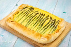Torta salata con asparagi