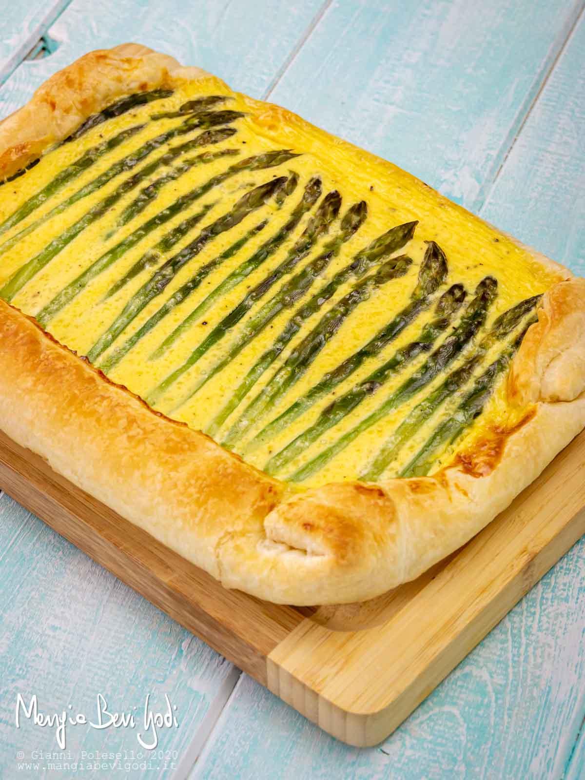 Torta salata con asparagi