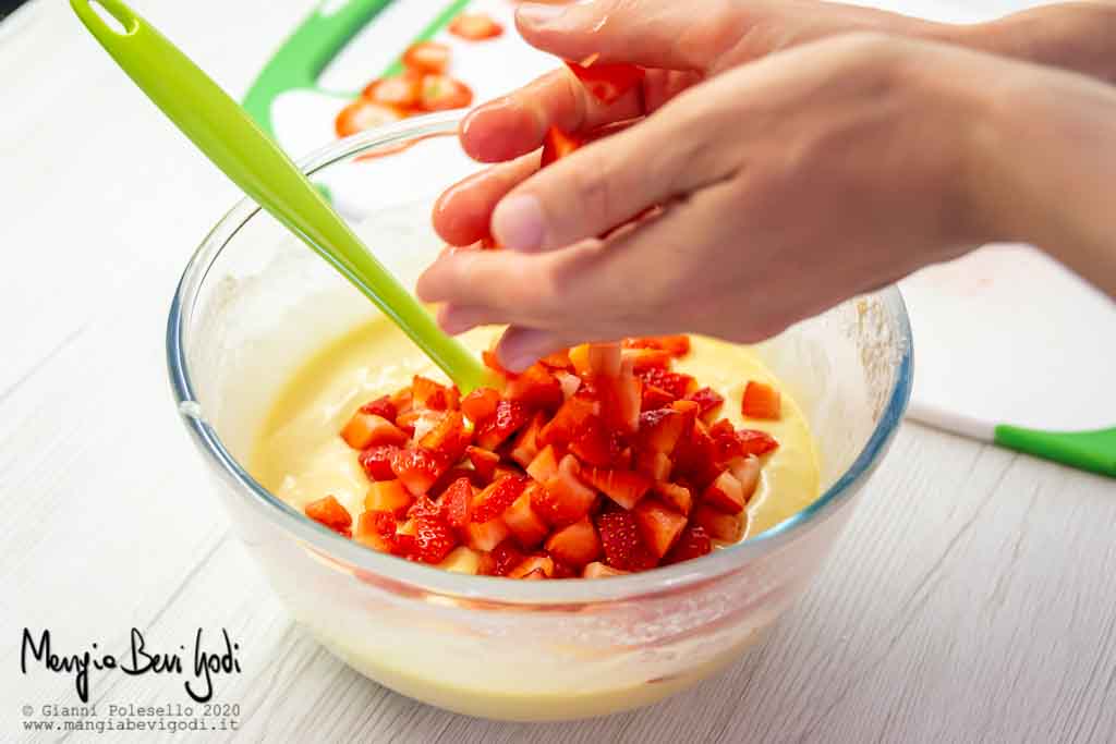 Preparazione impasto per muffin alle fragole