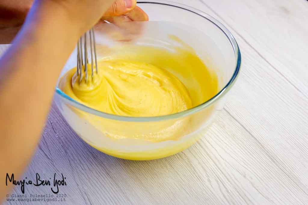 Preparazione impasto per muffin alle fragole