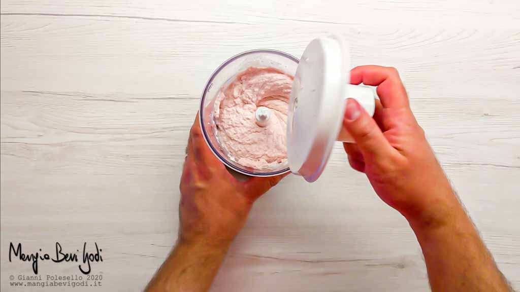 Preparazione mousse di prosciutto