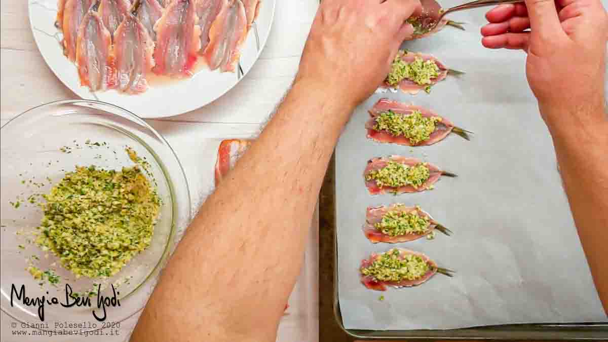 Preparazione sandwich di sarde e pancetta