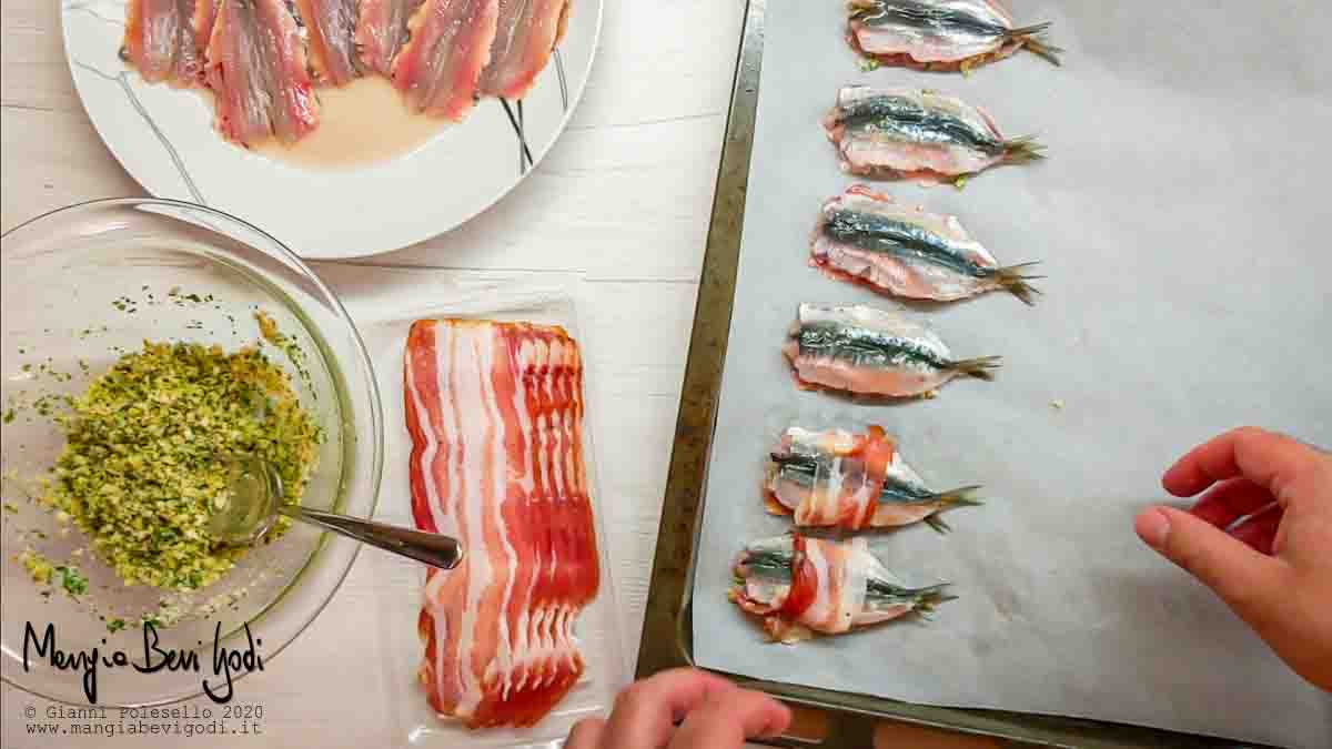 Preparazione sandwich di sarde e pancetta