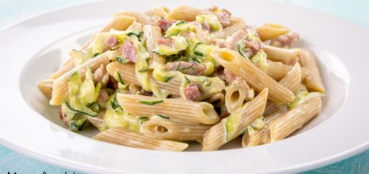 Pasta con zucchine, philadelphia e pancetta