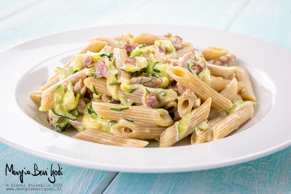 Pasta con zucchine, philadelphia e pancetta