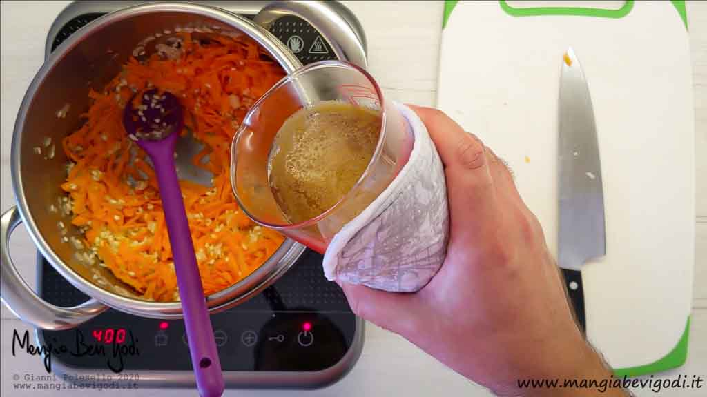 Cottura risotto alle carote e gorgonzola in pentola a pressione
