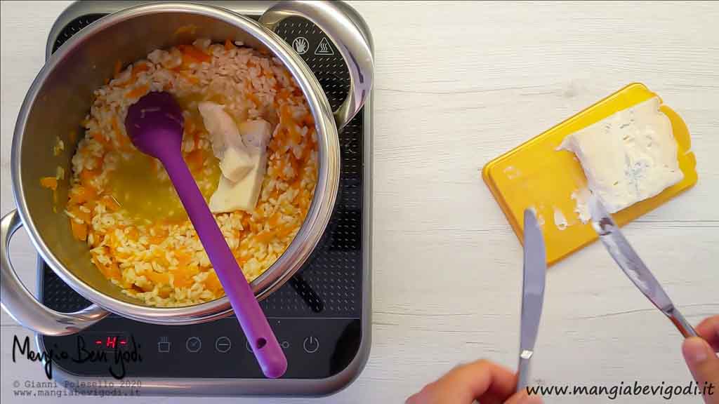 Mantecare risotto alle carote e gorgonzola