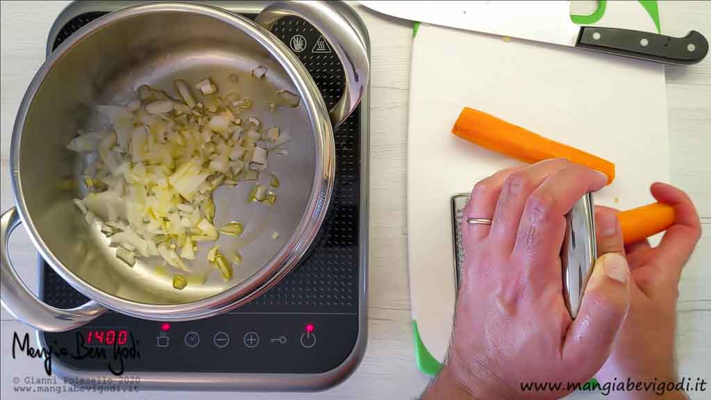 Soffriggere la cipolla tritata e grattugiare le carote