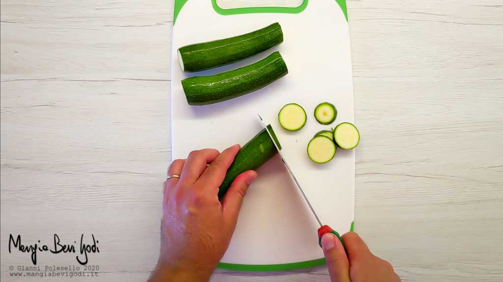 Tagliare a rondelle le zucchine