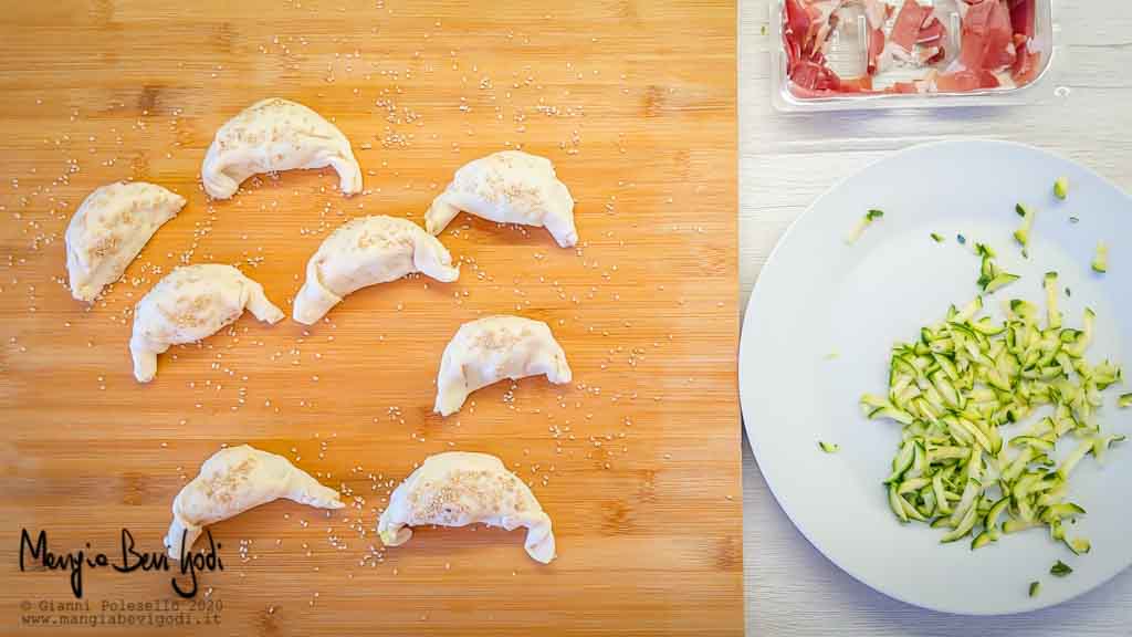 Chiudere i cornetti di sfoglia con speck zucchine e philadelphia